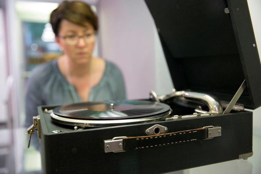 In der Wewelsburg werden Biografien von Menschen vorgestellt, die aus religiösen, politischen und rassistischen Gründen vom NS-Regime verfolgt und ermordet wurden. Zu den Verfolgten zählen auch die Zeugen Jehovas, damals auch „Ernste Bibelforscher“ genannt. Sie benutzten schon früh zur öffentlichen Verkündigung Koffergrammophone. (Foto: Lina Loos für das Kreismuseum Wewelsburg)